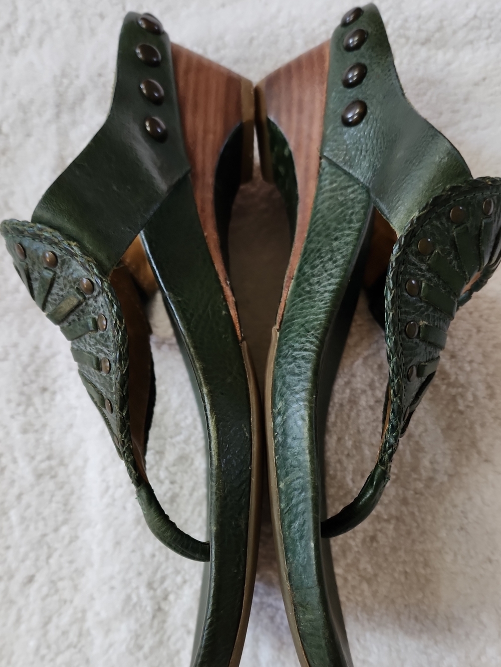Frye Women’s Green Leather Studded Thong Sandals Size 8 Preowned - Picture 4 of 11